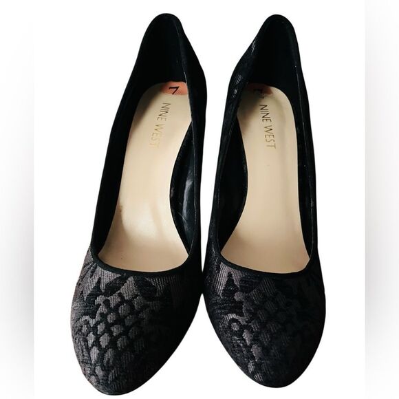 NINE WEST DENTON BLACK VELVET
BROCADE ROUND TOE 4" BLOCK HEEL PUMPS SIZE 7. - Picture 2 of 7